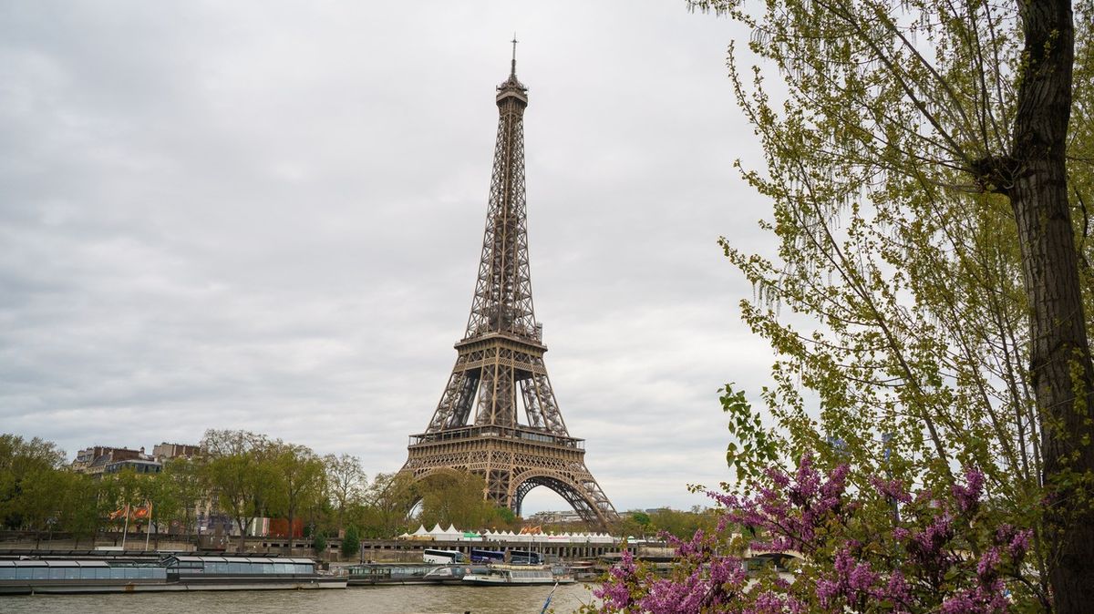 Eiffelova věž je zrezivělá a musí se důkladně opravit, tvrdí uniklé zprávy